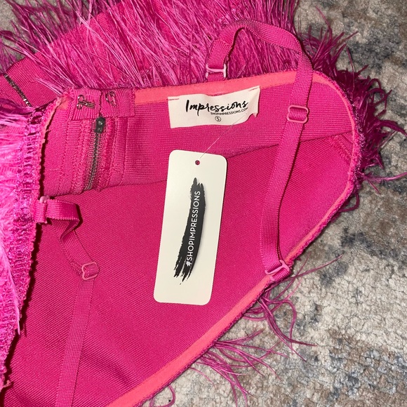 Impressions Vibrant Pink Feathered Crop Top size small - Picture 4 of 4